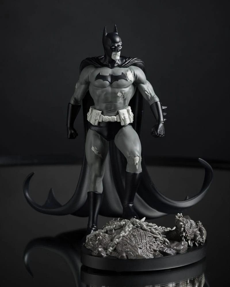 Batman by Bjorn Barends Black & White soška 18 cm